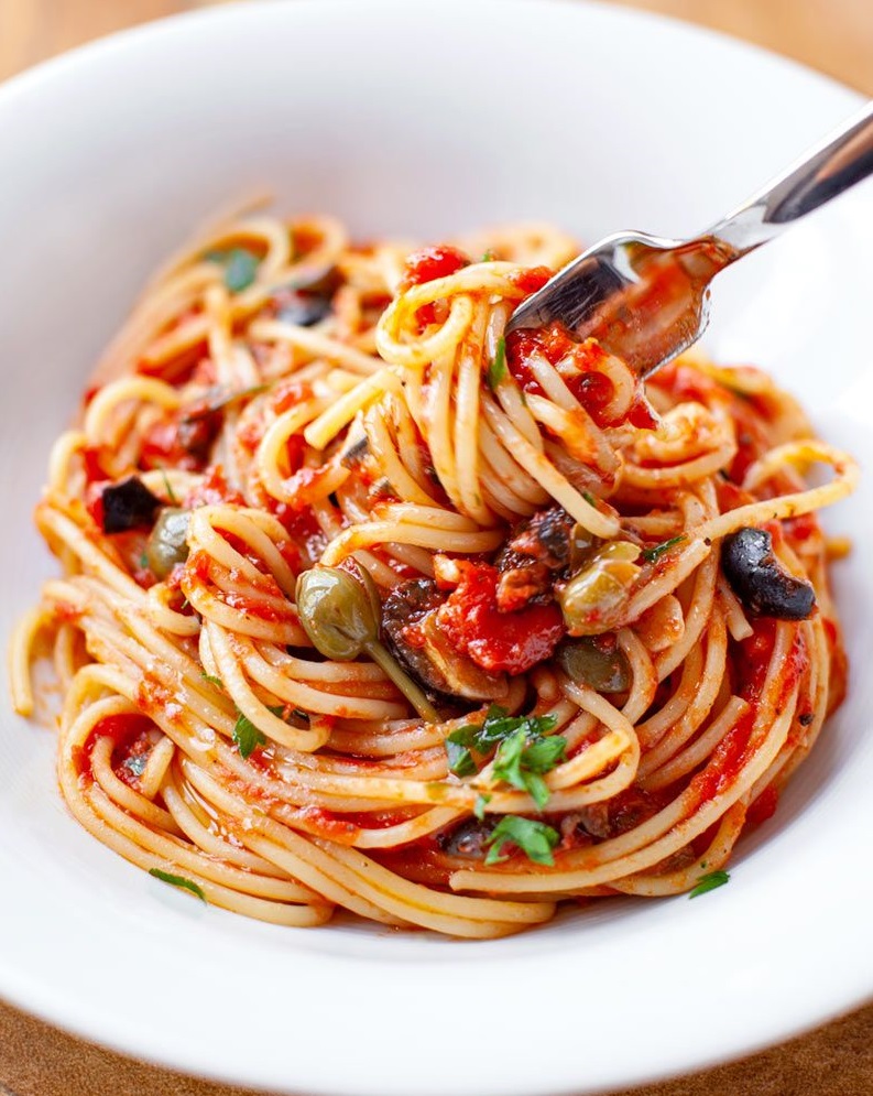 Spaghetti alla Puttanesca que leva Alcaparras no seu preparo. Foto: Pinterest
