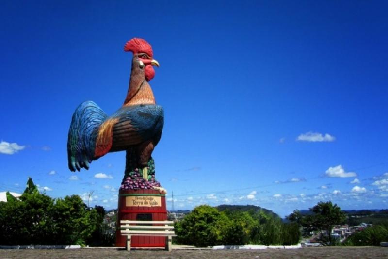 O Monumento do Galo é um dos pontos mais conhecidos de Flores da Cunha