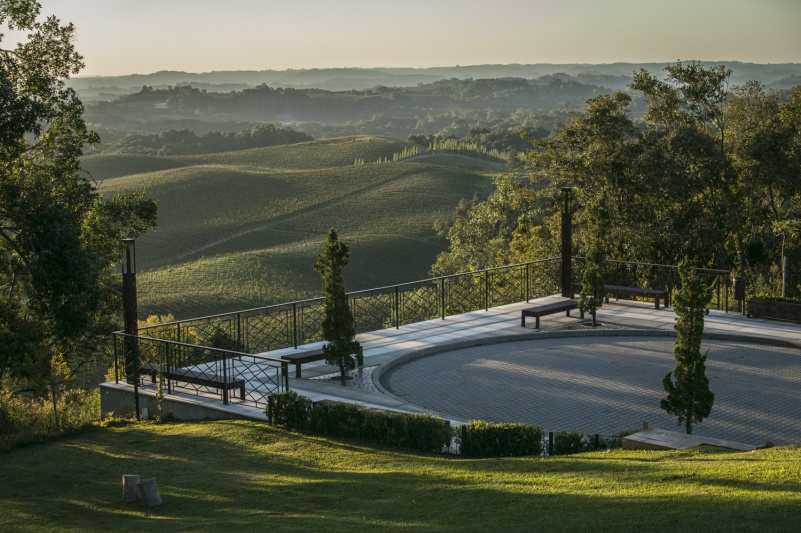 O Mirante Arezzo se tornou um ponto para apreciar o pôr do sol em 
Flores da Cunha