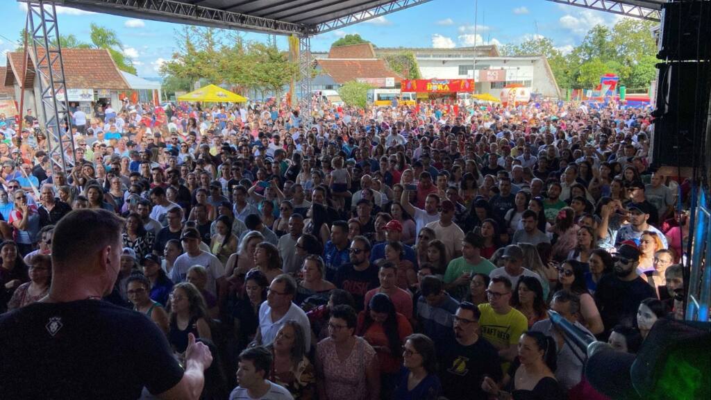 
Os Shows acontecem todos os domingos da Mostra Flores